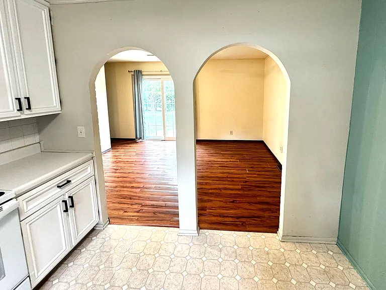 2405 W Carriage Ln — Photo 10