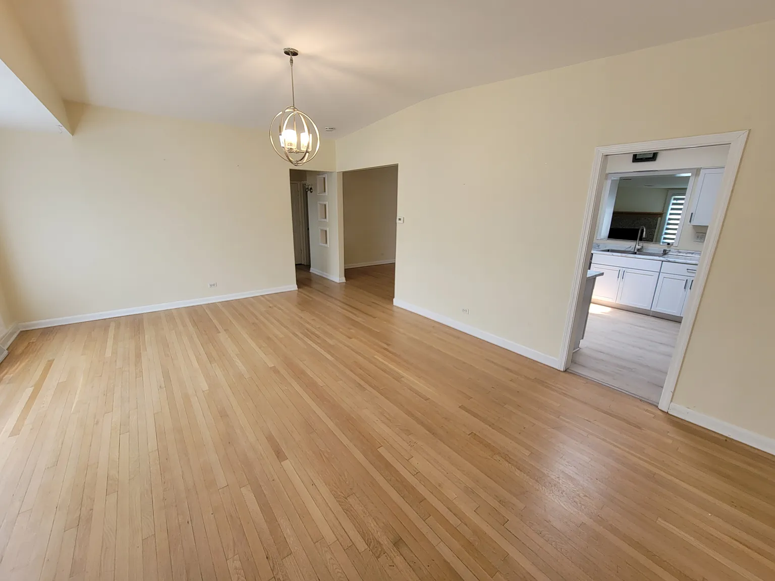 3 bed, 2500 sqft, $3,700 — Photo 2