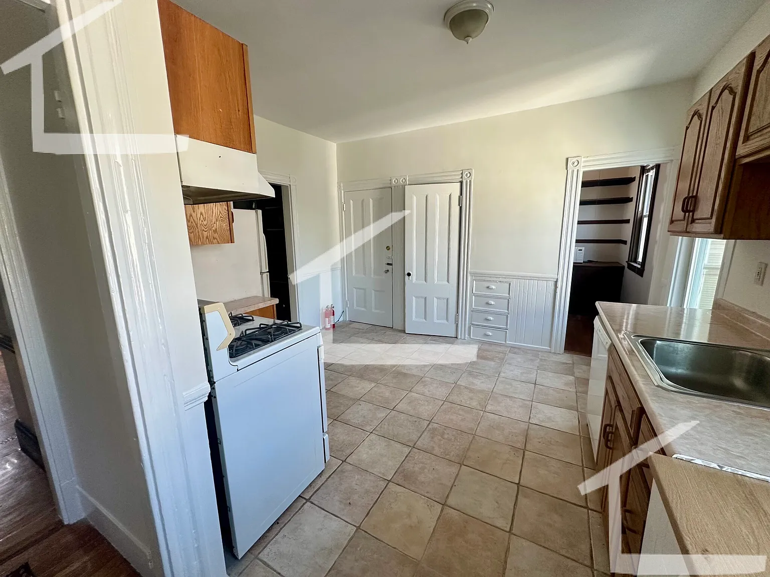 3 bed, 1200 sqft, $3,300 — Photo 3