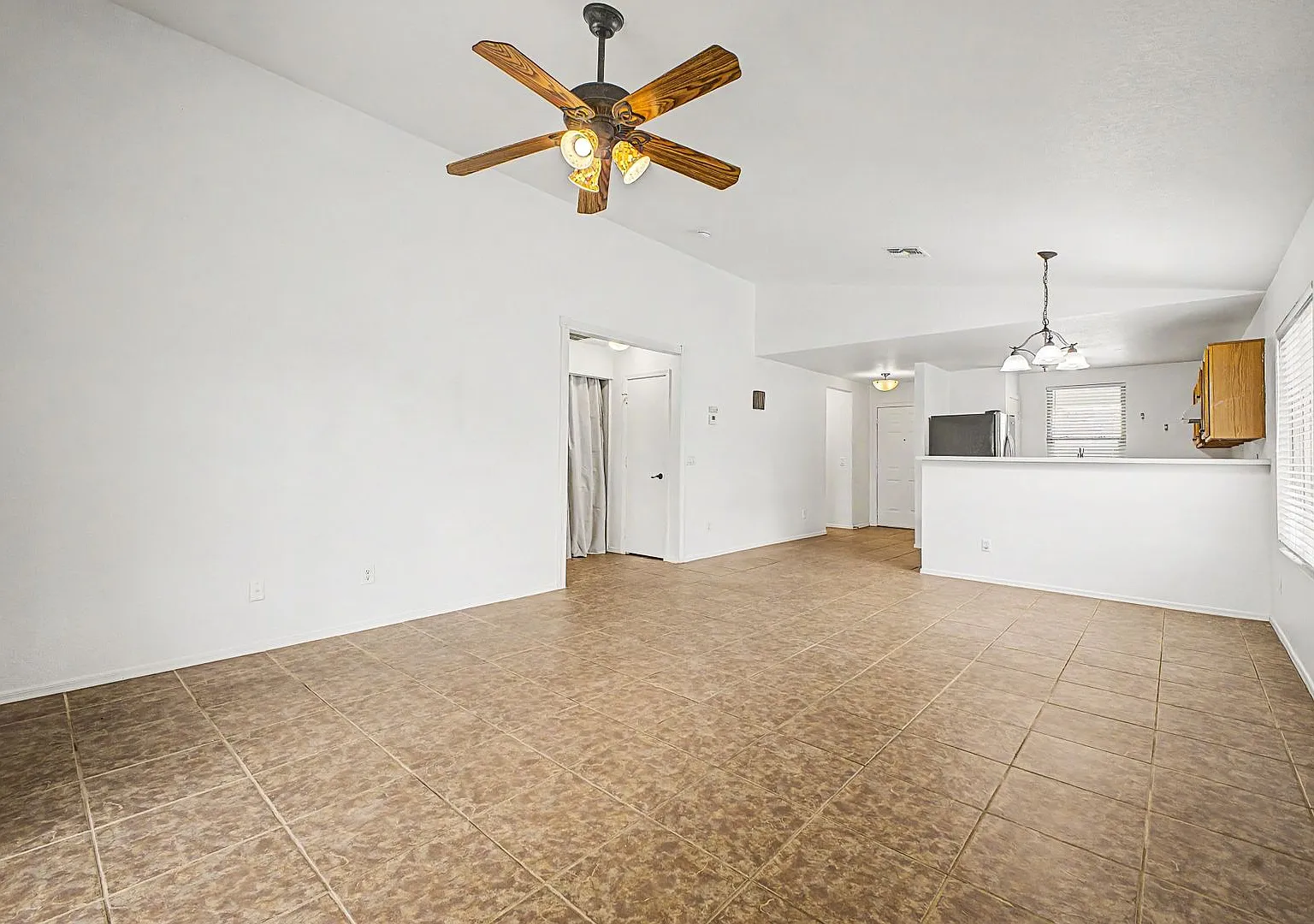 11417 W Amber Trail - Move In Ready , 3 Bed/2 Bath — Photo 4