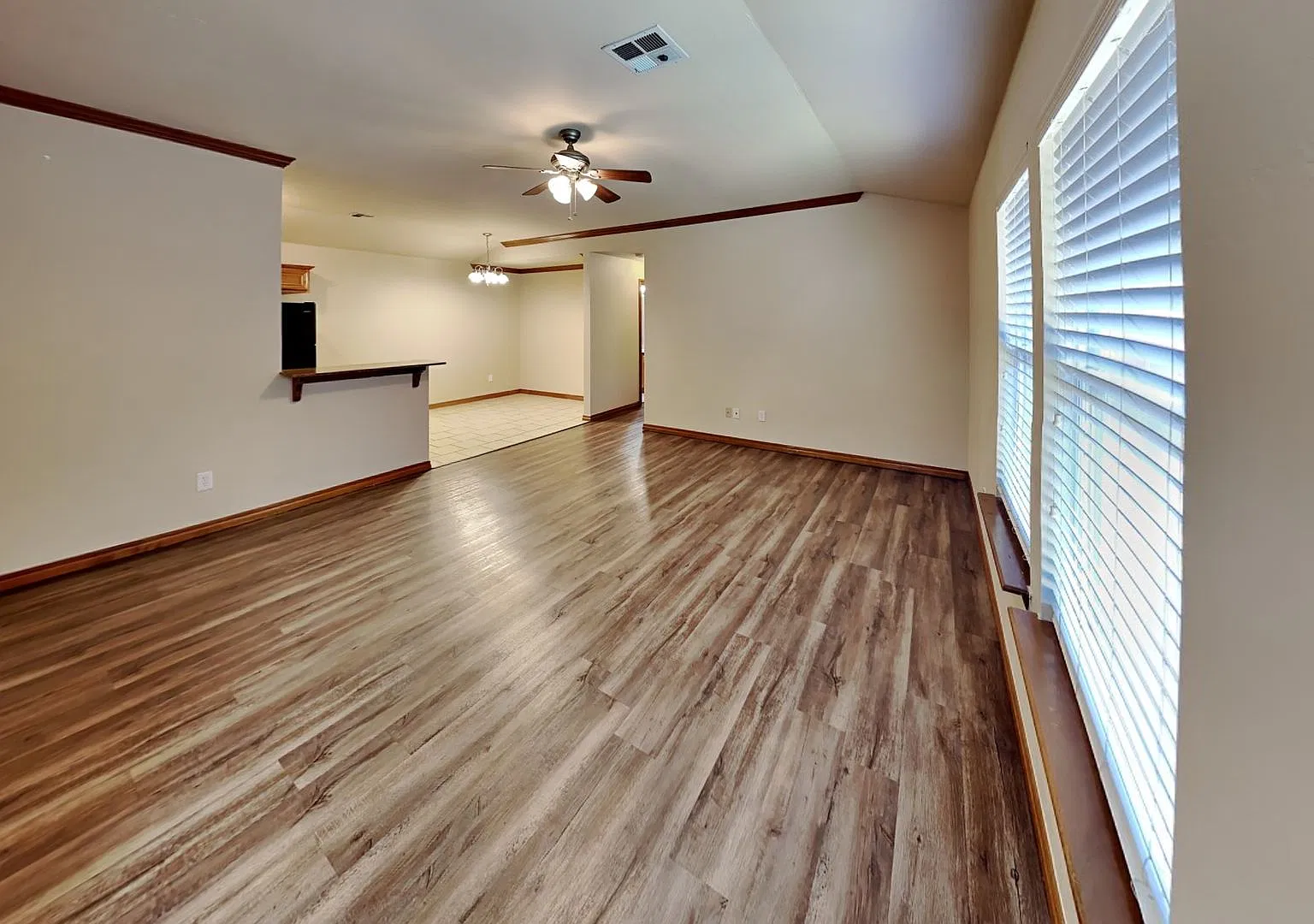 Very Nice Duplex in Gated Neighborhood Mustang Schools — Photo 4