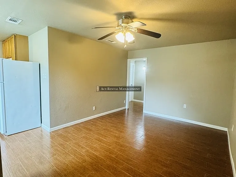 Pine Shadows Duplex Apartments — Photo 2