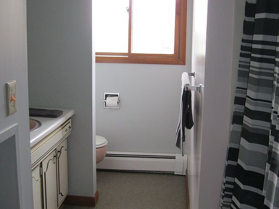 Bathroom w/ tub/shower combo