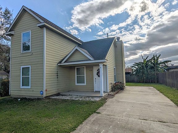 Front fo the house and driveway, home is completely fenced in