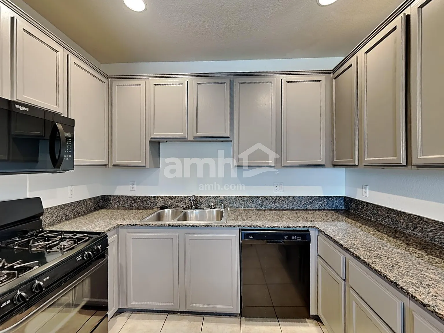 3 bed, 2.5 bath, 1575 sqft, $1,915 — Photo 3