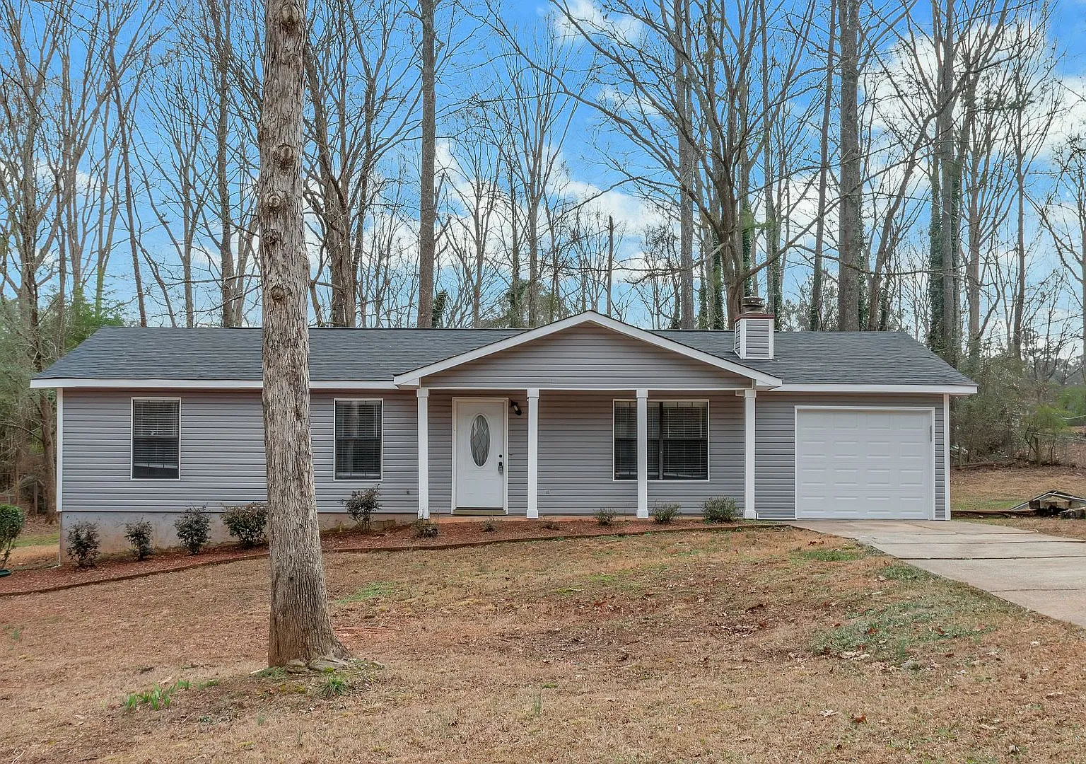 Charming 4-Bedroom 3bath Home with Spacious Backyard in Stockbridge! — Photo 2