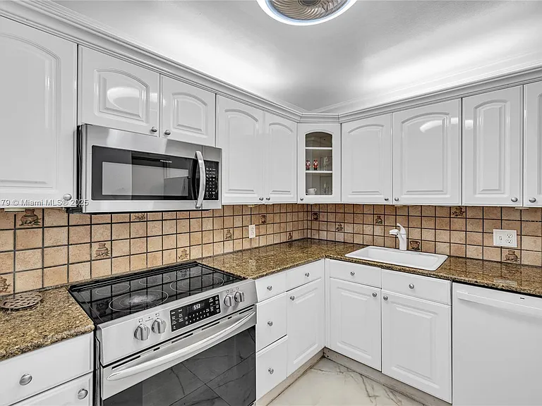 2201 S Ocean Dr — Photo 4