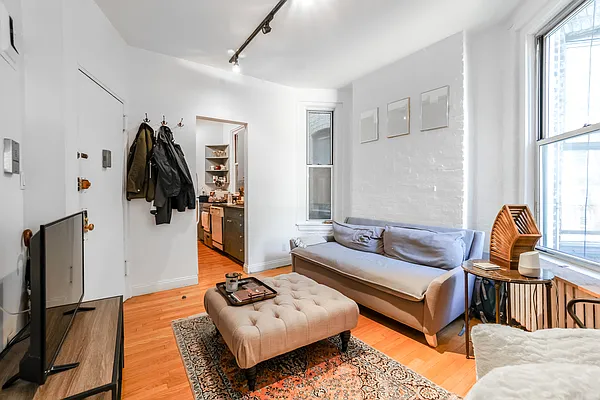 Rented by Bond New York | media 17