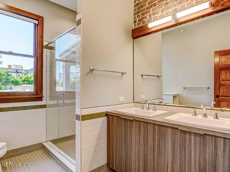 122 E Duval St — Photo 16