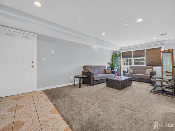 4th image of 393 College Dr