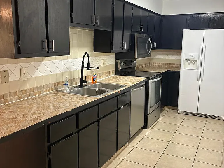 1015 SW 48th Ter — Photo 2