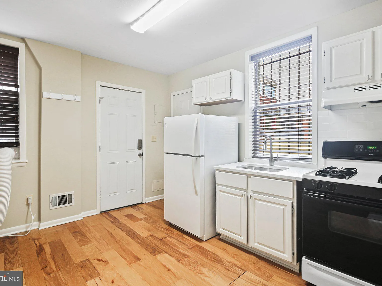 1 bed, 1.0 bath, 400 sqft, $1,300 — Photo 4