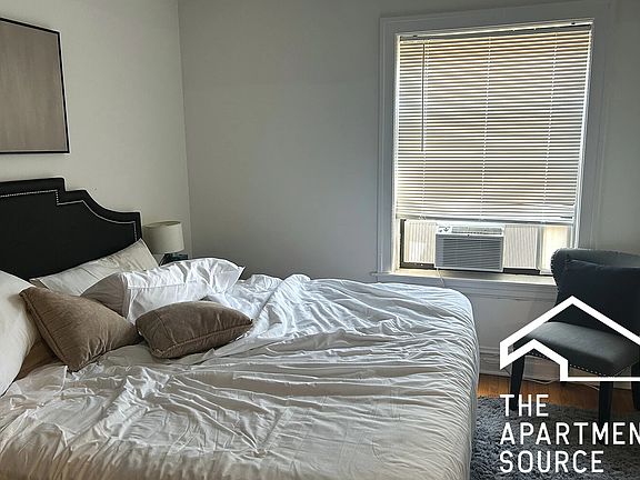 4th image of 1913 W Larchmont Ave APT 3A
