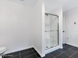 1076 Lancaster Dr, Bushkill, PA 18324
