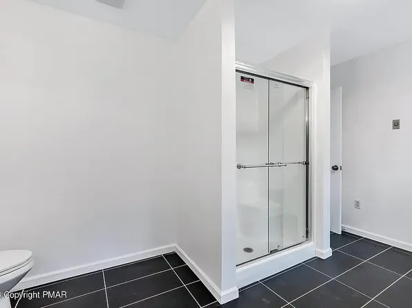 1076 Lancaster Dr, Bushkill, PA 18324