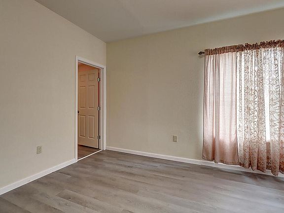 5th image of 907 Laredo St