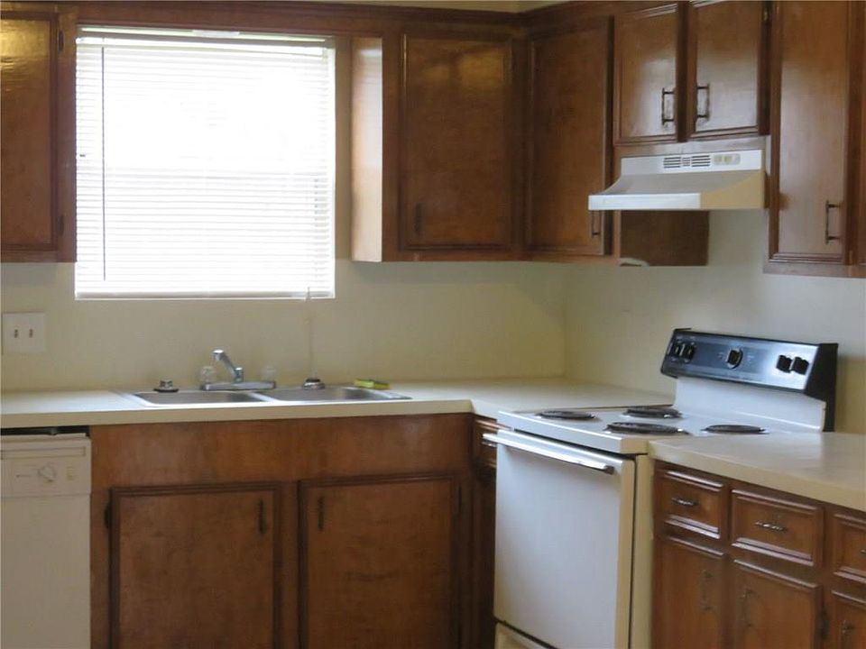 2nd image of 3930 Sandy Hollow Dr