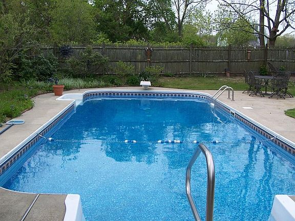 3rd image of 7 Acorn Dr