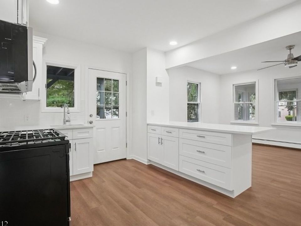1st image of 188 Burnett Ave Floor 2