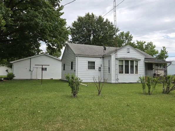 413 S Broadway St, Sesser, IL 62884