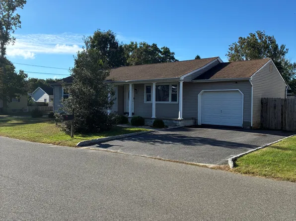 23 Chestnut St, Beachwood, NJ 08722