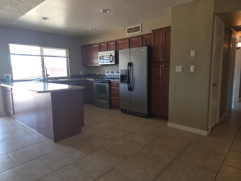 804 W Colgate Dr — Photo 3