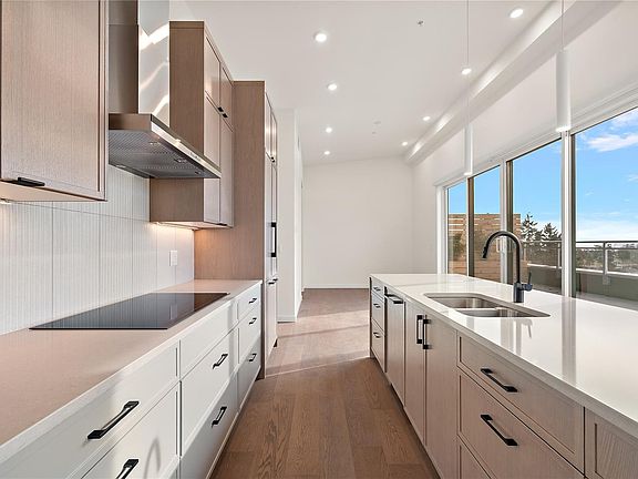 4th image of 1102 Esquimalt Rd #501