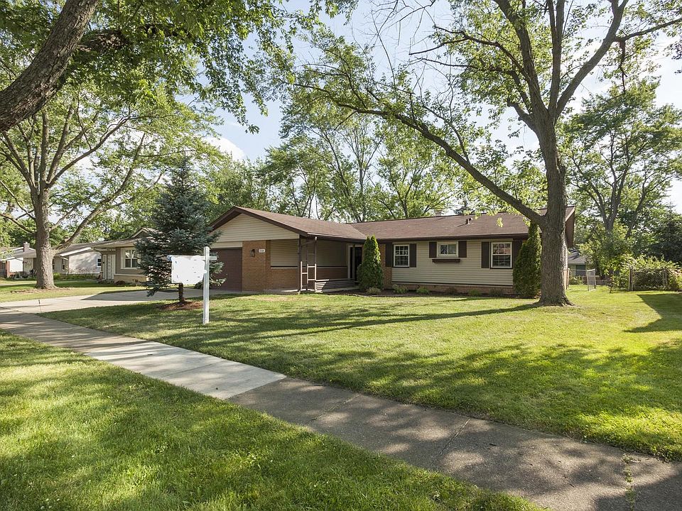 1st image of 556 Middlebury Ln
