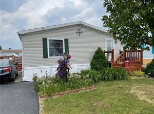 907 Hollywood Dr, Lockport, NY 14094