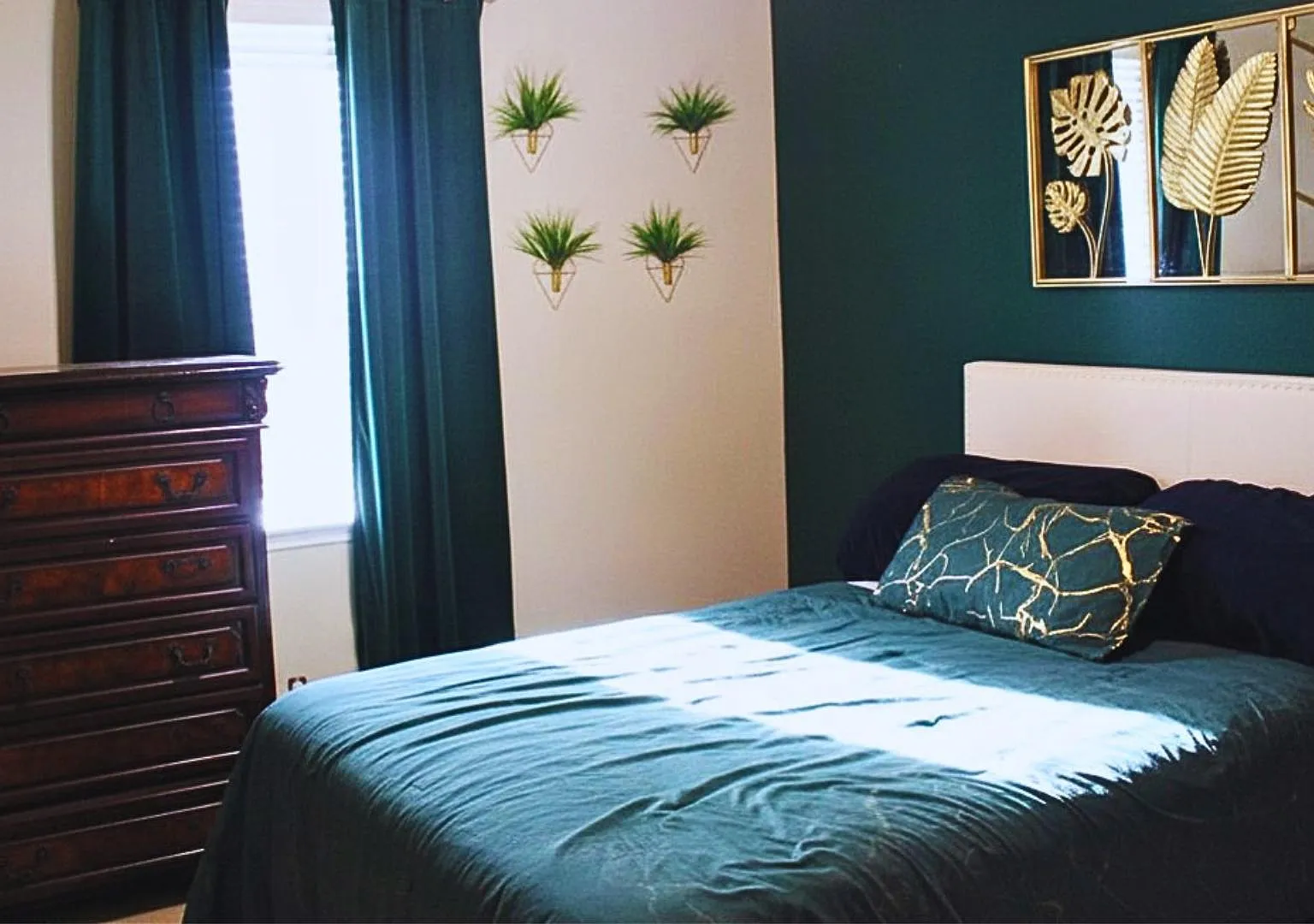 3 bed, 1.0 bath, 2097 sqft, $910 — Photo 1