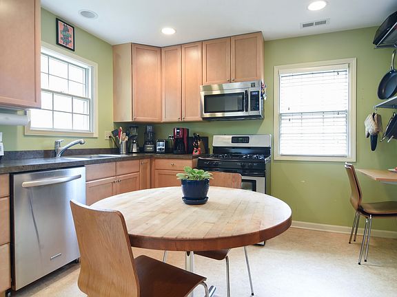 3rd image of 1006 N Beverly Ln