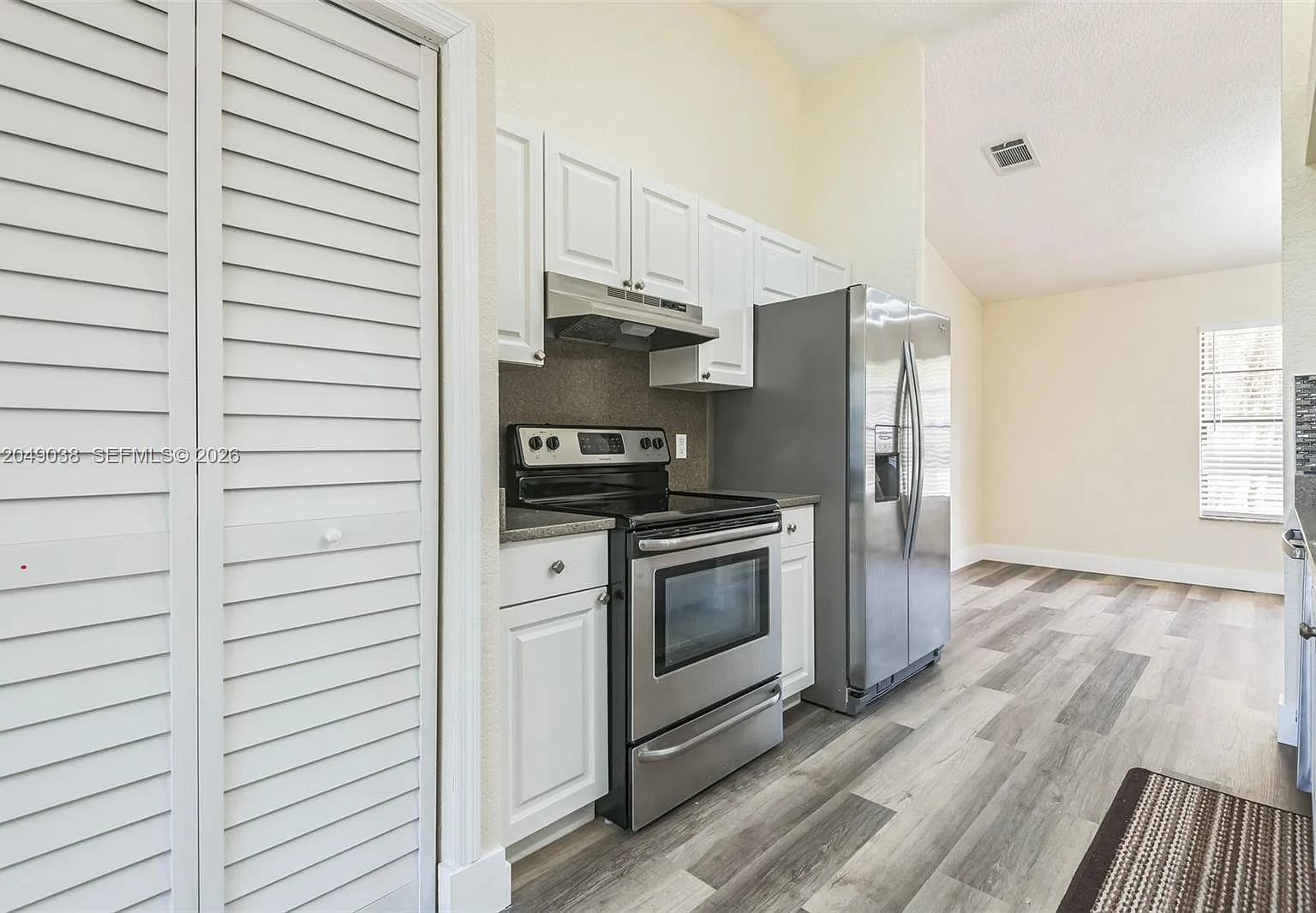 3 bed, 2.0 bath, 1481 sqft, $2,300 — Photo 3