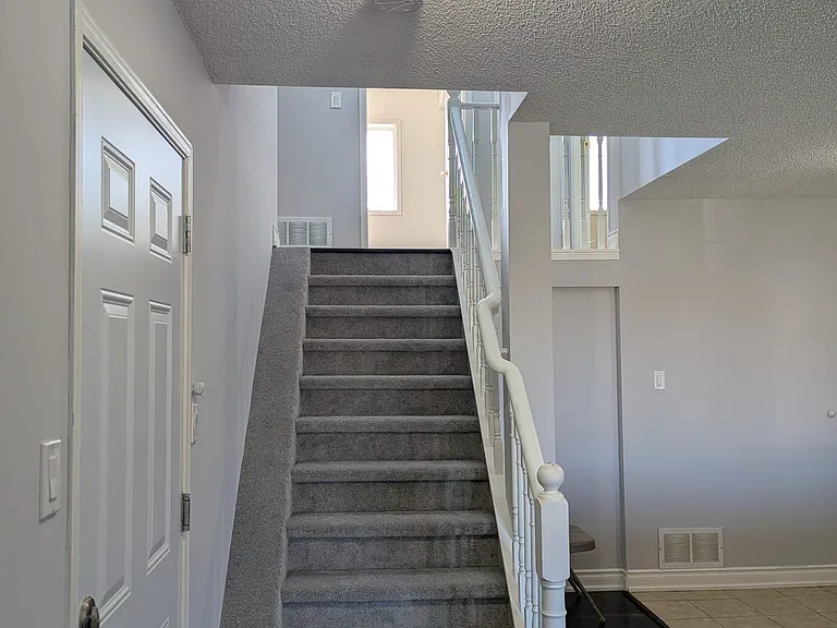 152 Madelaine Dr #UPPER — Photo 2