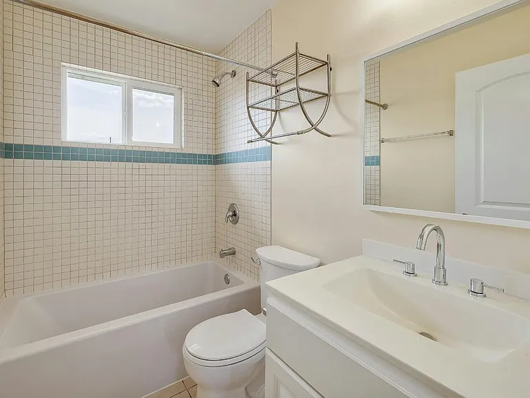 Full size bathroom located between the two bedrooms.