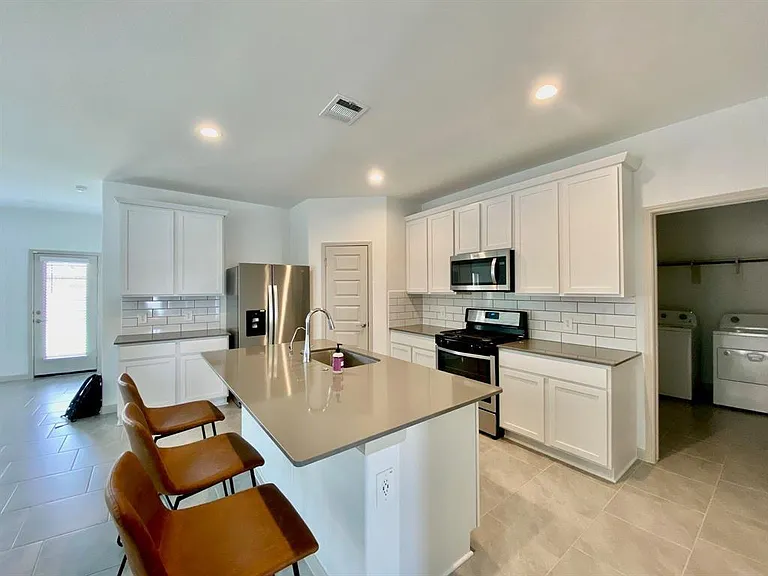 1515 Wells Manor Ln — Photo 5