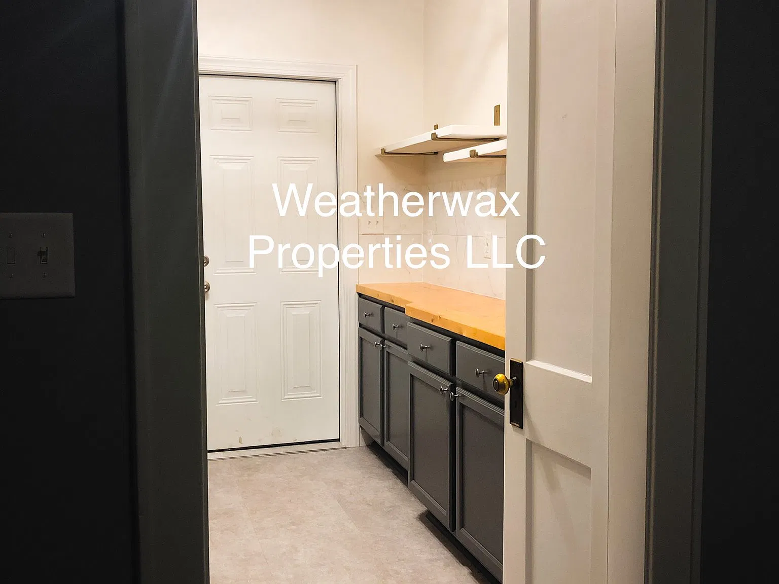Revitalized 1925 upper level unit of a duplex. Hardwood floors, updated kitchen and bathroom. — Photo 3