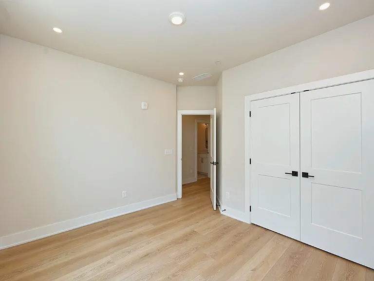 126 Zola Aly — Photo 40