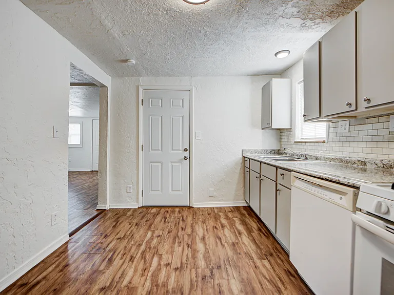 204 S Stewart Ave — Photo 10