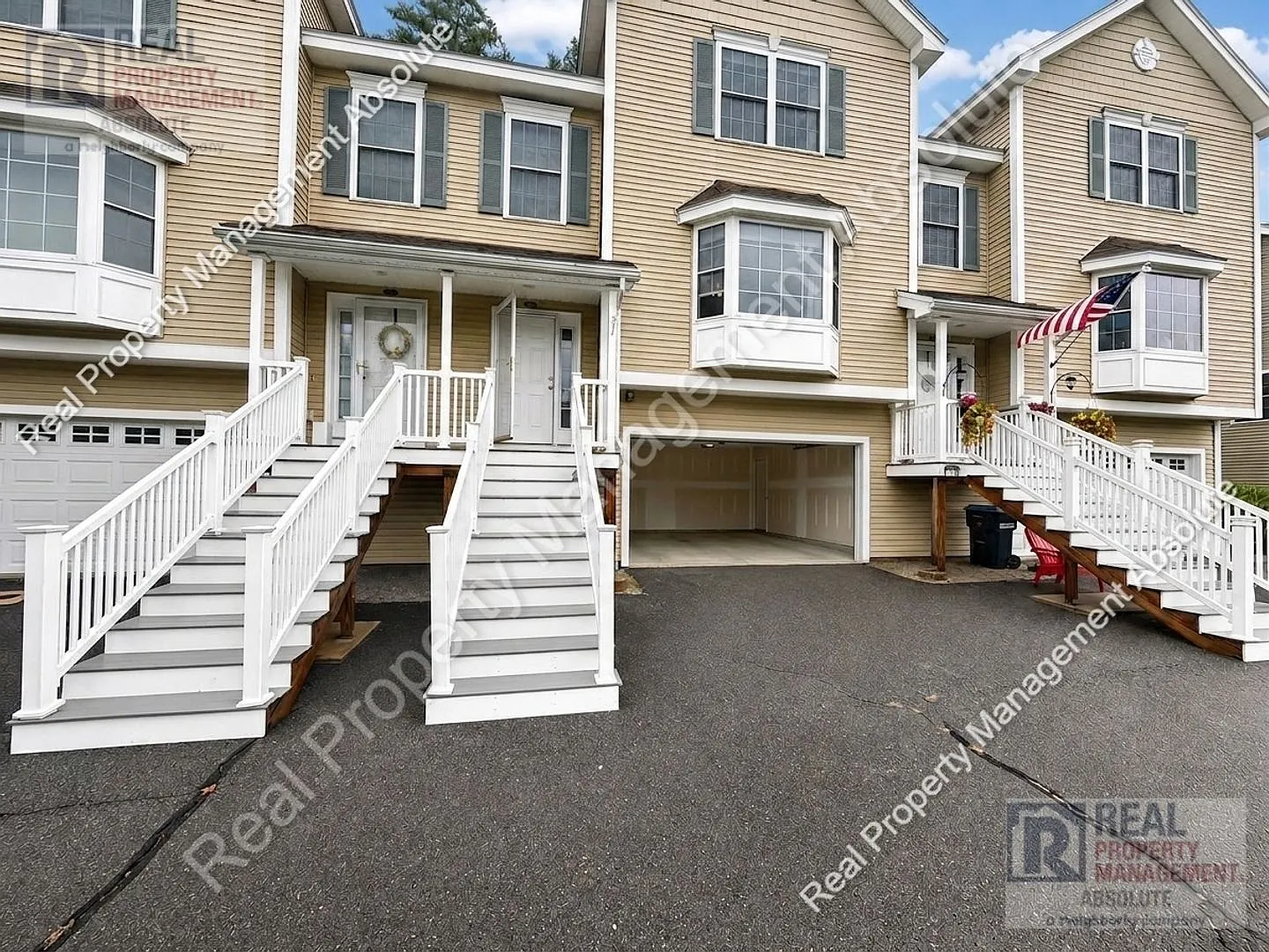Prime Hudson Location: 3Bed Townhouse Beside Benson's Park — Photo 2