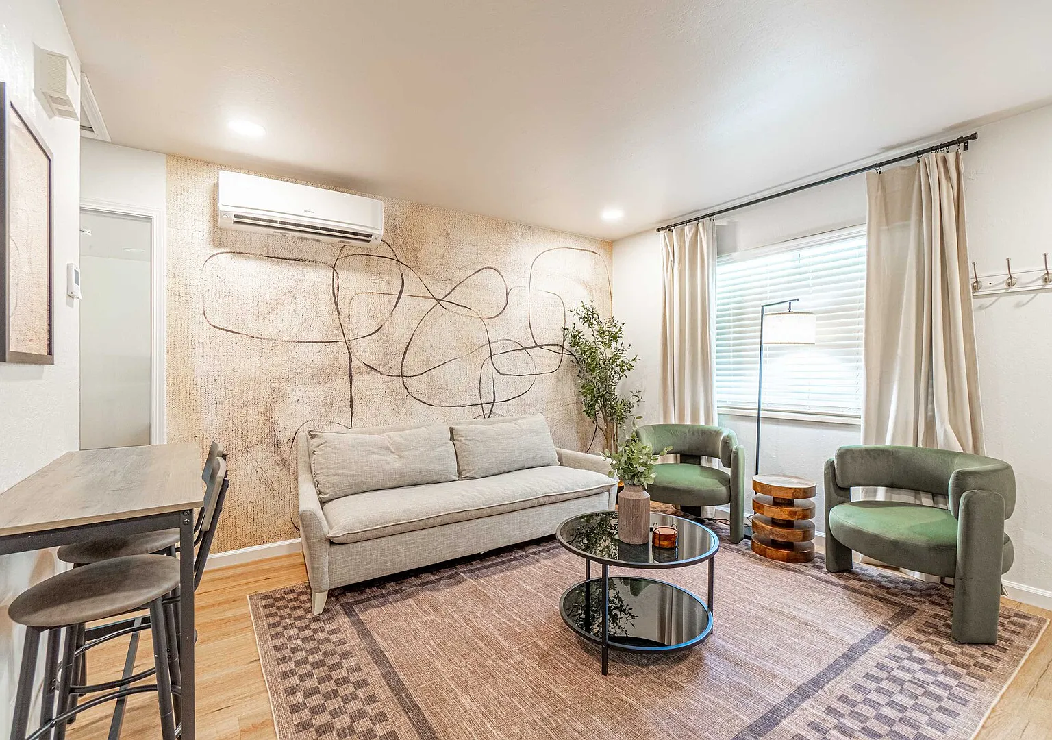 Designer Living Pet-Friendly Unr 2bd 1ba — Photo 2