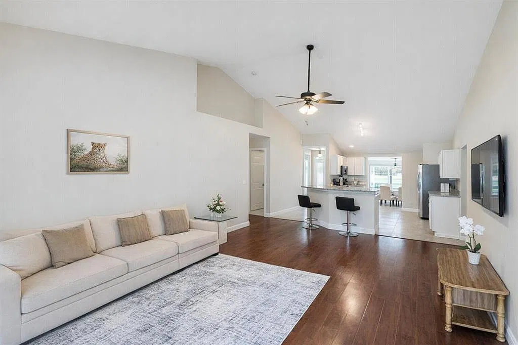 3 bed, 2475 sqft, $3,200 — Photo 2