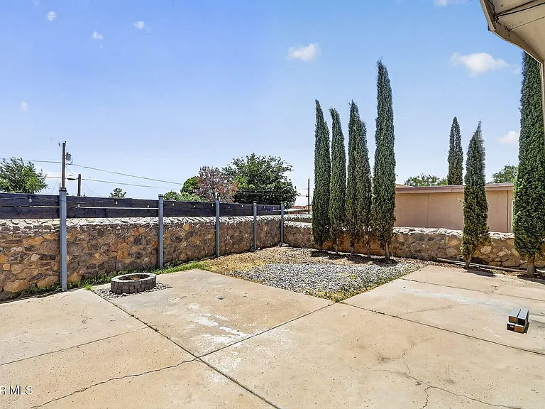 9128 Bur Oak Cir — Photo 26