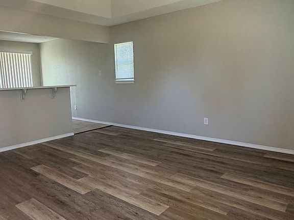 5th image of 4129 Lakewood Dr #B