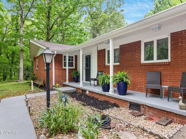 100 Woodland Pl, Oliver Springs, TN 37840