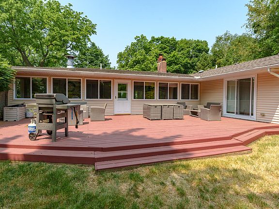 3rd image of 2933 Lakeshore Dr