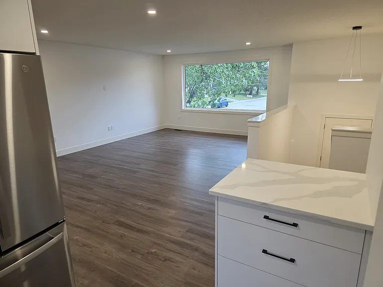 908 Canford Cres SW — Photo 10