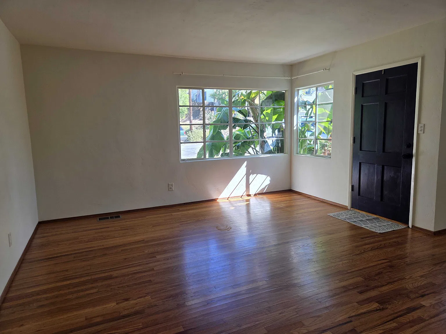 4 bed, 1370 sqft, $3,995 — Photo 2