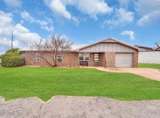 632 E Benton Ave, Sayre, OK 73662