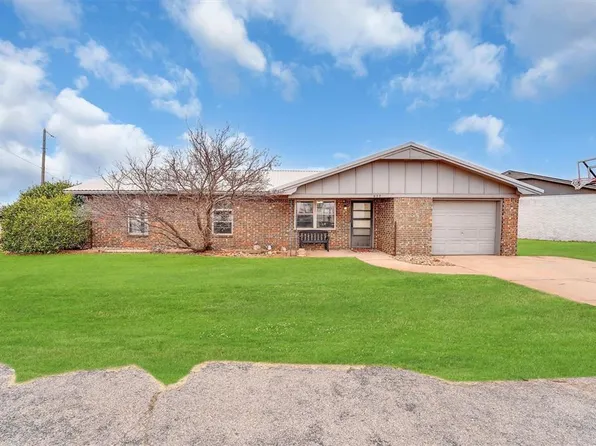632 E Benton Ave, Sayre, OK 73662