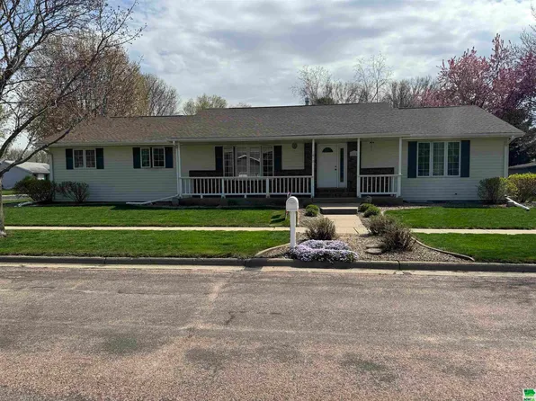 1810 Baylor St, Vermillion, SD 57069